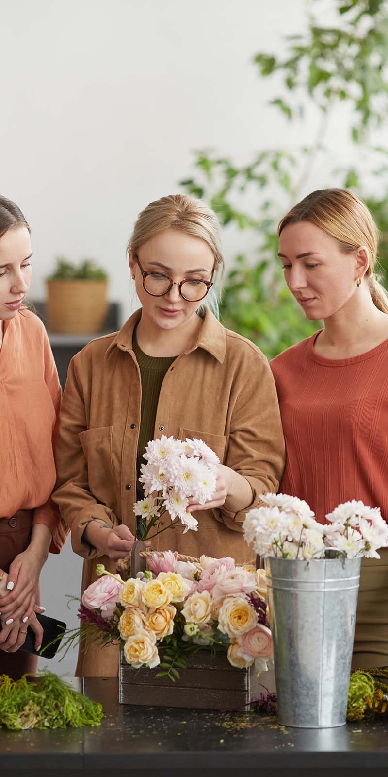 diverse-group-of-people-in-florists-workshop-JTYMK59.jpg